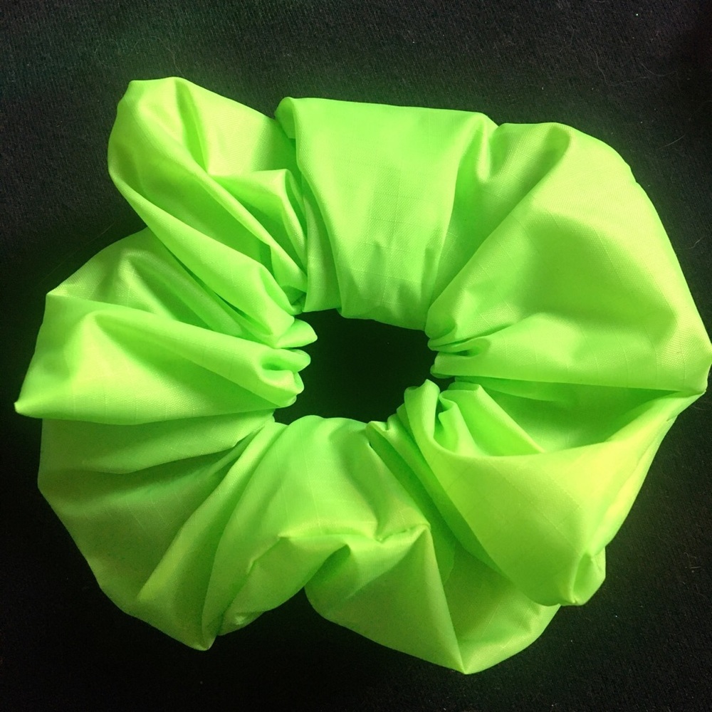 neon green scrunchy 💚